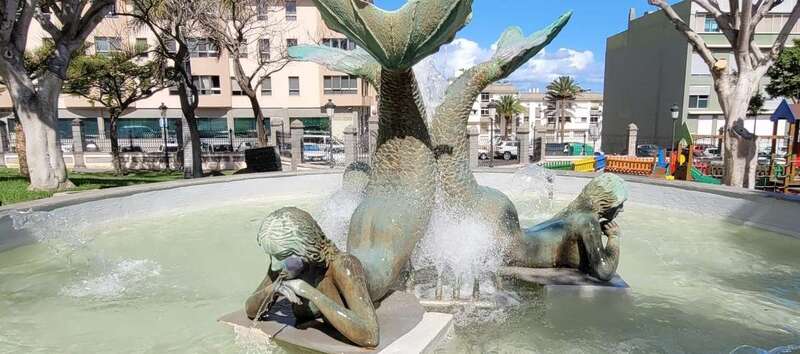 Esculturas de las fuentes de Arnao, obra del desaparecido Luis Arrencibia/Jesús Ruiz Mesa.